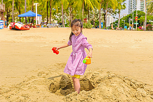 沙滩上开心的女孩