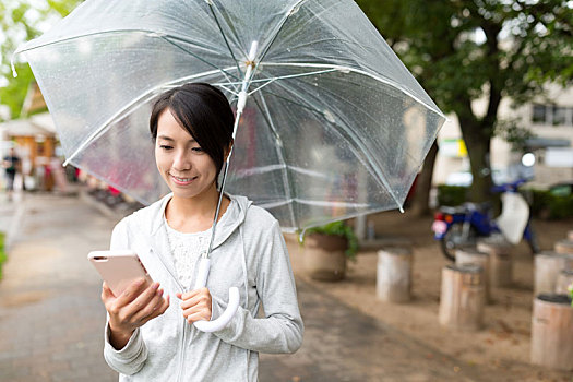 女人,使用,手机,雨天