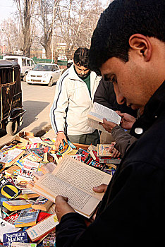 学生,忙碌,买,书本,路边,许多,选择,移动,书店,街道,出售,克什米尔,印度,二月,2008年