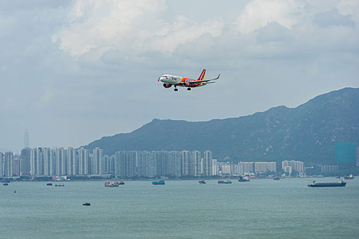 一架越捷航空的客机正降落在香港国际机场