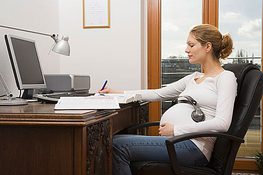 孕妇,在家办公,耳机,肚子
