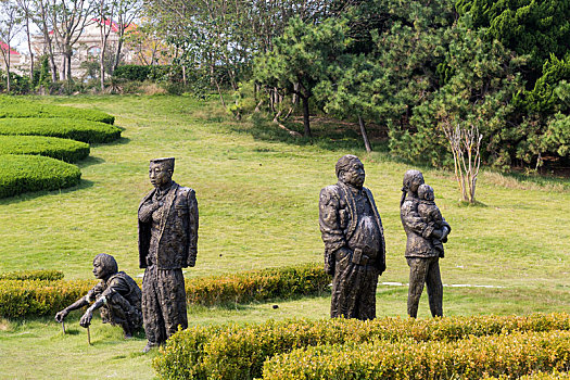 中国山东省青岛雕塑园内市民人物雕塑