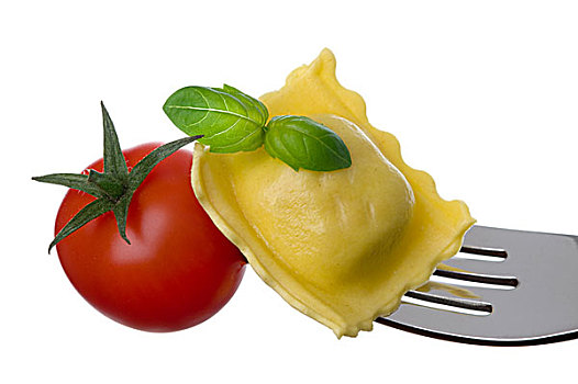 小方饺,意大利面,西红柿,罗勒,叉子,白色背景