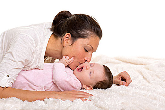 女婴,母亲,吻,卧,高兴,白色背景,毛皮,毯子