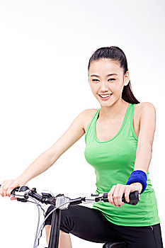 青年女性骑自行车