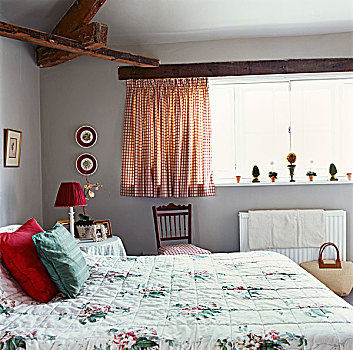 白色,被子,花饰,双人床,卧室,红色,格子布,帘