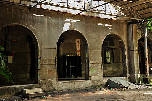 废弃的台北松山烟厂,杂乱破落的厂房