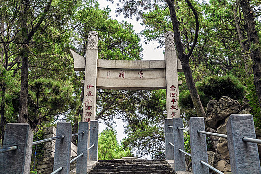 白居易墓园石坊,中国河南省洛阳市龙门东山琵琶峰