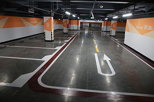 广东省广州市,实拍新建小区的地下停车场,标识清晰地面整洁