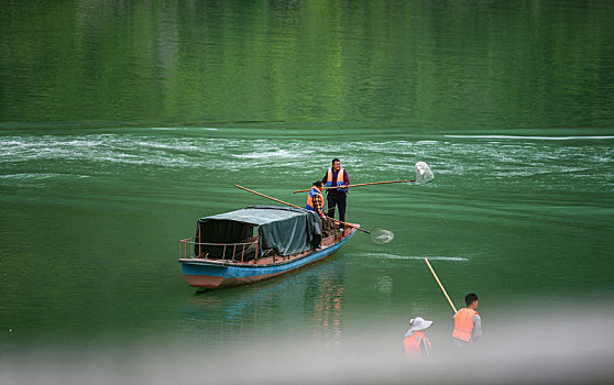 重庆酉阳,河道清漂,呵护一江碧水