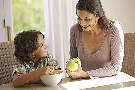母亲,苹果,拿着,男孩,玉米片,半身像,吃饭,肖像权