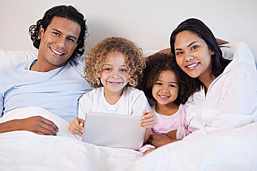 家庭,一起,床,笔记本电脑