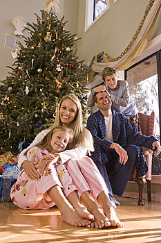 肖像,孩子,幸福之家,坐,正面,圣诞树,看镜头