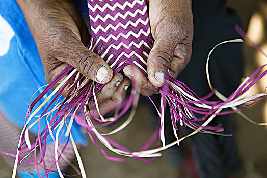 女人,编织,垫,种族,住宅区,河,三角洲,肯尼亚,非洲
