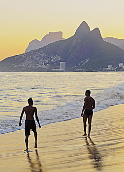 两个男人,海滩,伊帕内玛海滩,石头,日落,里约热内卢,巴西,南美