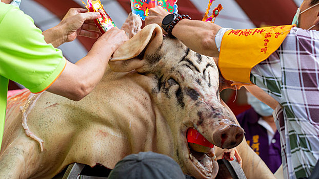 中国鬼节中元普渡信众用大神猪祭祀鬼神