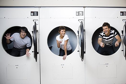 三个人,自助洗衣店,甩干机,微笑
