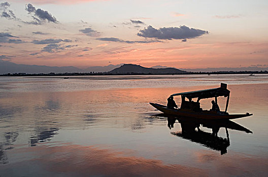 湖,黄昏,斯利那加,查谟-克什米尔邦,印度