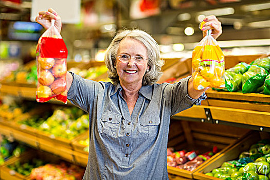 老人,高兴,女人,拿着,包,水果,超市