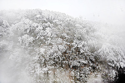 雪雾中的天门山