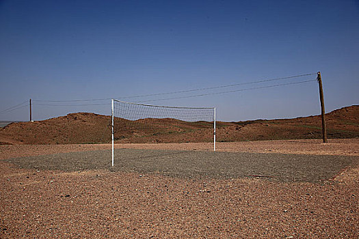 蒙古南省戈壁上的排球场