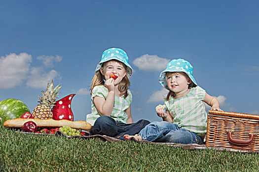 两个女孩,野餐