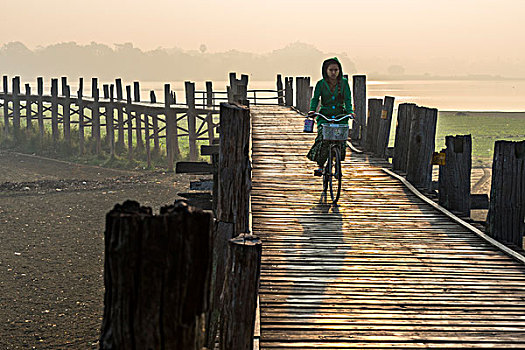 女孩,脸,骑自行车,柚木,桥,乌本桥,上方,湖,阿马拉布拉,曼德勒省,缅甸,亚洲