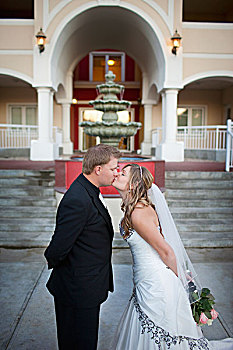 新郎,新娘,吻,喷水池,背景,艾伯塔省,加拿大