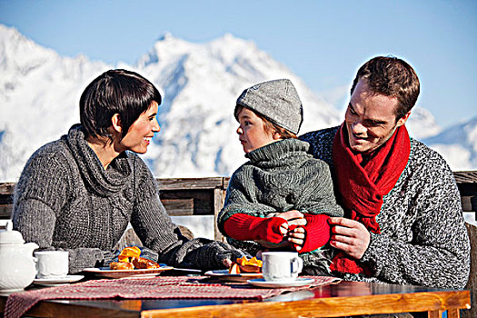 伴侣,女儿,吃,露台,滑雪胜地