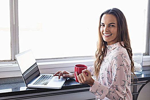 头像,微笑,职业女性,拿着,咖啡杯,工作,笔记本电脑,窗户,创意,办公室