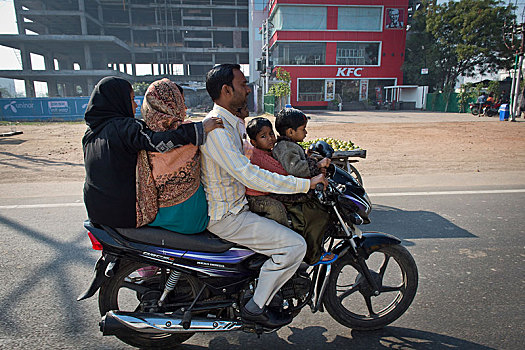 两个女人,一个,男人,两个孩子,骑,一起,摩托车,阿格拉,北方邦,印度,亚洲