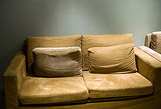 现代,褐色,沙发,两个,垫子,正面,灰色,墙壁