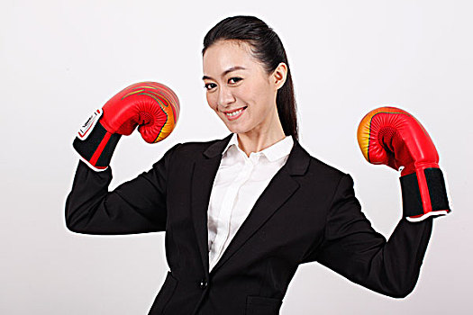 一个戴拳击手套的商务女性