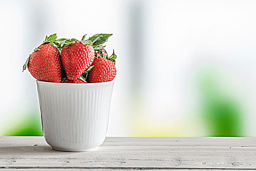 草莓,白色,杯子,木桌子