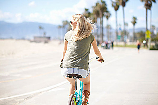 后视图,美女,骑自行车,威尼斯海滩,洛杉矶,加利福尼亚,美国