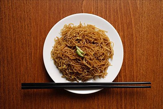 中式面条,盘子,筷子