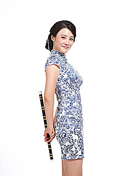 棚拍身穿中国传统服装的年轻女人和箫