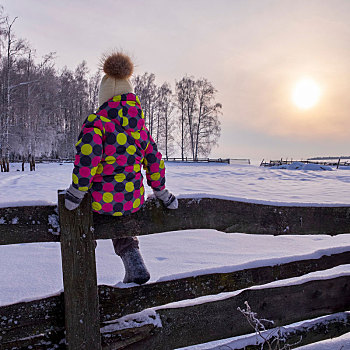 女孩,坐,围栏,积雪,风景,日落,后视图