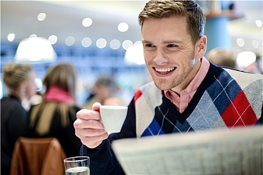 微笑,男人,读报纸,餐馆