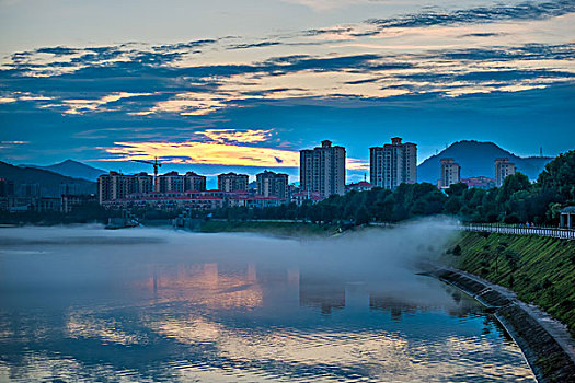 全景,建筑群,高楼,河,灯,夜景,夕阳,倒影,云霞,乌云,城市夜景,草,剪影,风光,水面,奇景