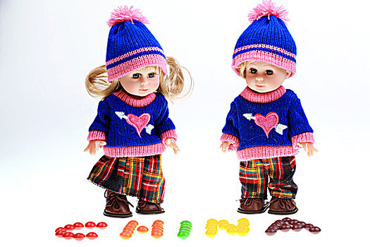 两个人偶和摆成文字的彩色巧克力豆