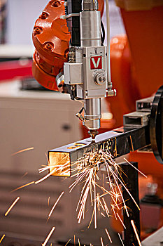 第十三届中国金属冶金展上展示的焊接机器人