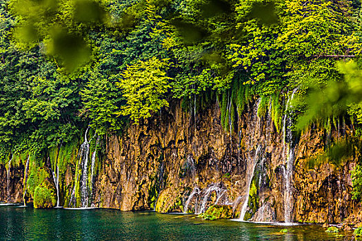 瀑布,茂密植被,十六湖国家公园,克罗地亚