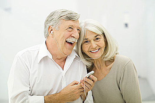 老年,夫妻,听,mp3播放器,一起,女人,微笑,看镜头