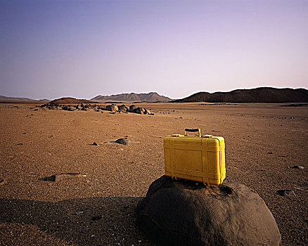手提箱,岩石上,干燥地带,纳米比亚,非洲