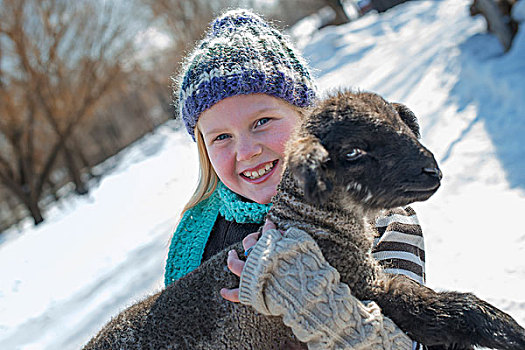 冬季风景,雪,地上,女孩,拿着,年轻,羊羔