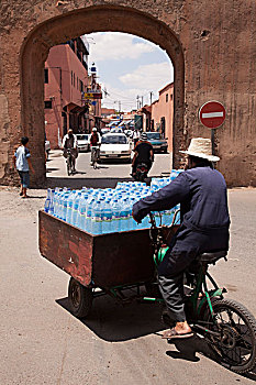 男人,骑自行车,手推车,满,瓶装水,马拉喀什,摩洛哥