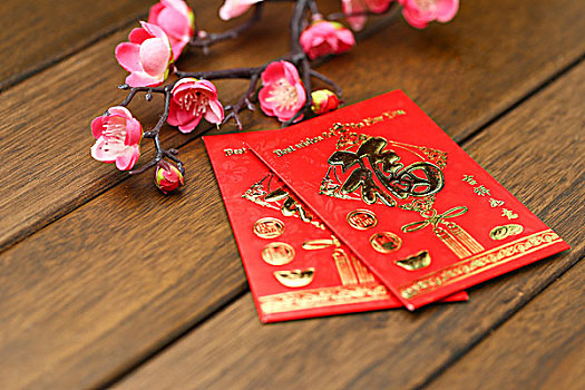 春节红包放在木桌上