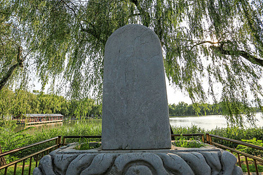 北京皇家园林颐和园东堤上的昆仑石碑