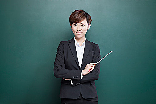 站在黑板前的女教師